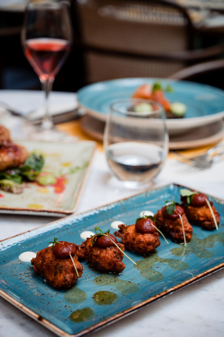 Ντοματοκεφτέδες με λιαστή ντομάτα Σαντορίνης, ανεβατό Κοζάνης, τραγανό κρεμμύδι και μαρμελάδα μέντας