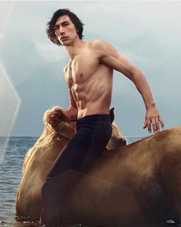 Νέο άρωμα Burberry Hero με πρωταγωνιστή τον Άνταμ Σράιβερ κι ένα άλογο.