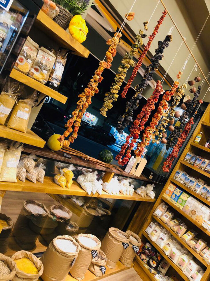 Κέρας παντοπωλείο, Μελίσσια