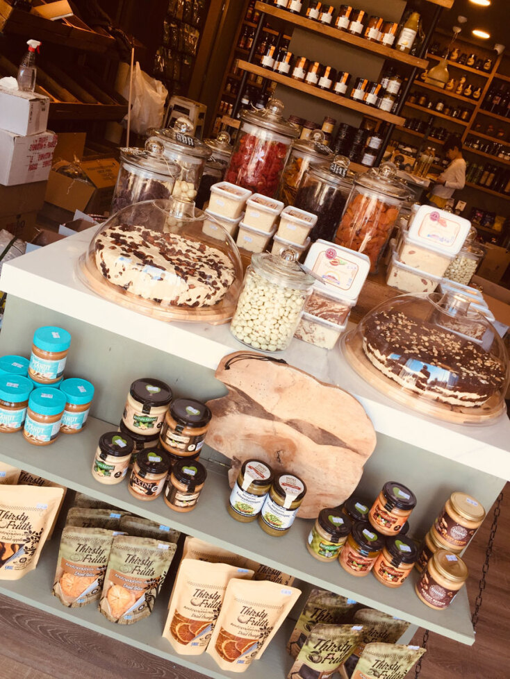 Κέρας παντοπωλείο, Μελίσσια