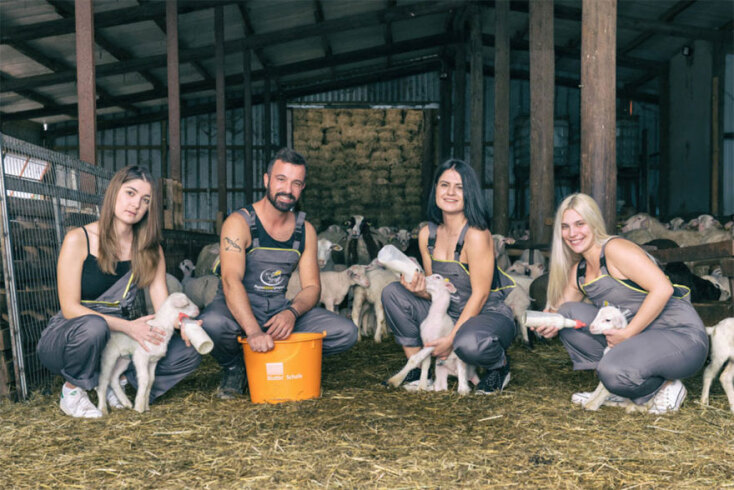 Αγρότισσες ταΐζουν με μπιμπερό αρνάκια στο ημερολόγιο 2021 του Πολιτιστικού Συλλόγου Σκοπιάς