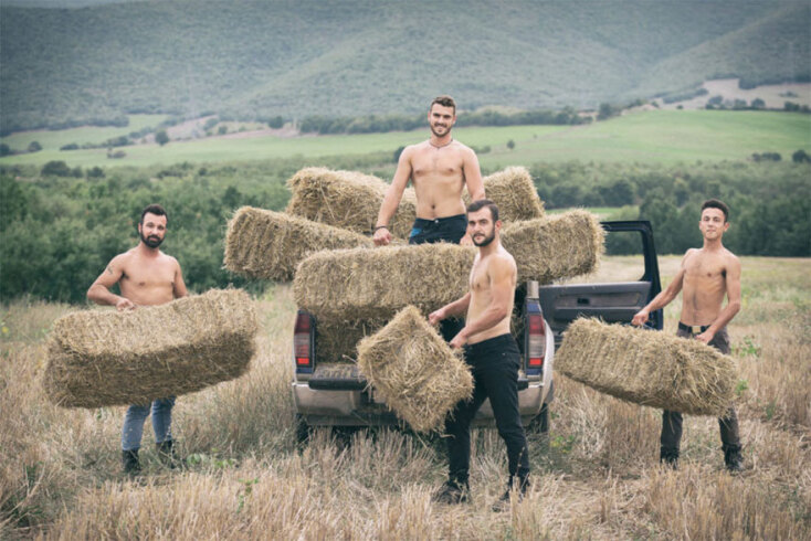 Σανός, καρότσα αγροτικού και σέξι αγρότες στο ημερολόγιο 2021 του Πολιτιστικού Συλλόγου Σκοπιάς στη Λάρισα