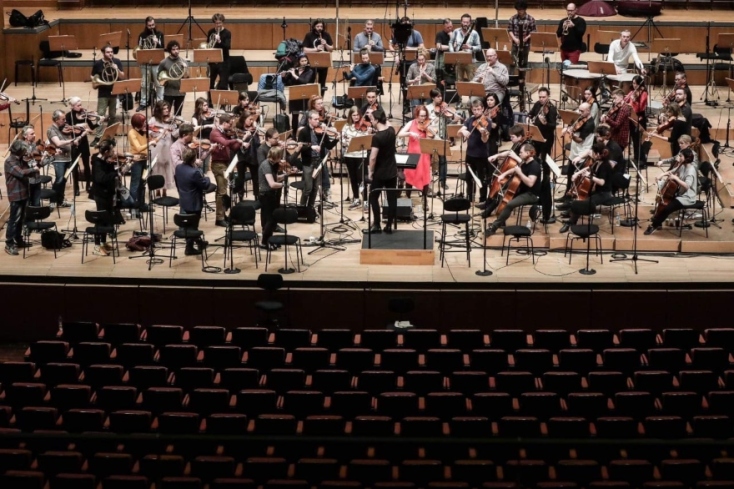 Η Πρόεδρος της Δημοκρατίας Κατερίνα Σακελλαροπούλου στην πρόβα του Θ. Κουρεντζή στο Μέγαρο Μουσικής