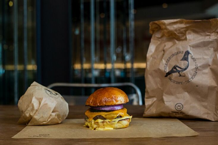 To μοναδικό burger που θα βρεις στο delivery menu του Lost Athens