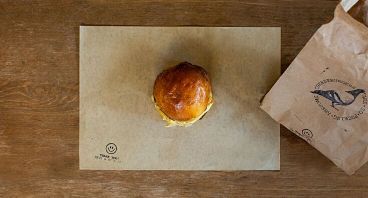 To μοναδικό burger που θα βρεις στο delivery menu του Lost Athens