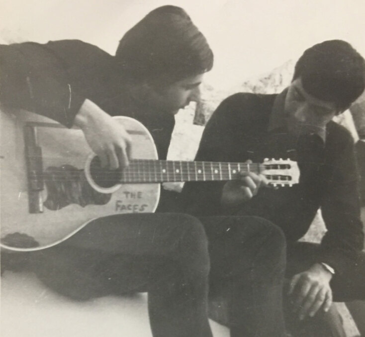 Ο Άρης Τερζόπουλος με τον τραγουδιστή Γιώργο Ρωμανό