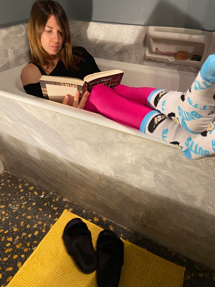 Η Έρρικα Ρούσσου στον μπάνιο της διαβάζει ένα βιβλίο