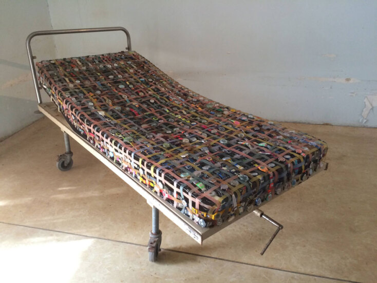 Ο Μάριος Μουτσινάς με το εικαστικό του έργο με ρολόγια Swatch