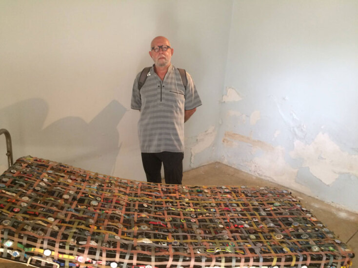 Ο Μάριος Μουτσινάς με το εικαστικό του έργο με ρολόγια Swatch