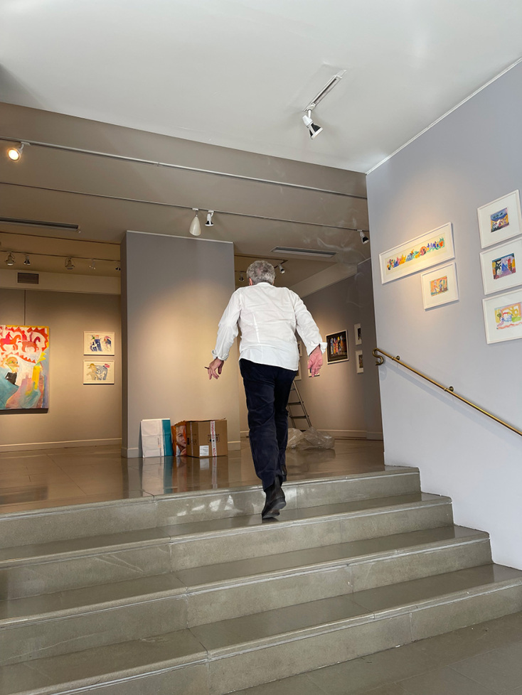 Ο Αλέξης Κυριτσόπουλος στο στήσιμο της έκθεσης «Οι φαντασίες του Δον Κιχώτη» στη Γκαλερί Σκουφά