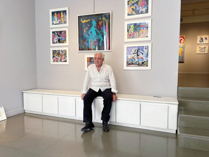 Ο Αλέξης Κυριτσόπουλος στο στήσιμο της έκθεσης «Οι φαντασίες του Δον Κιχώτη» στη Γκαλερί Σκουφά