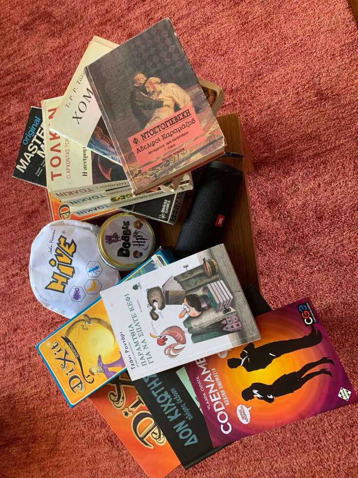 Μια στοίβα από τα βιβλία που θα διαβάσει ο Γιώργος Γάλλος ενώ Μένουμε Σπίτι