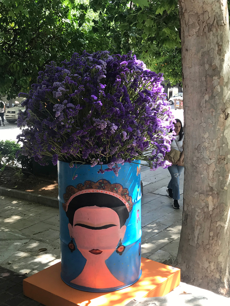 H Νίνα Ιωαννίδου (ανθοπωλείο Fleria) με τα ζωγραφισμένα της βαρέλια και ο Δήμος Αθηναίων έδωσαν για λίγες ημέρες μια άλλη όψη στην πλατεία Κολωνακίου