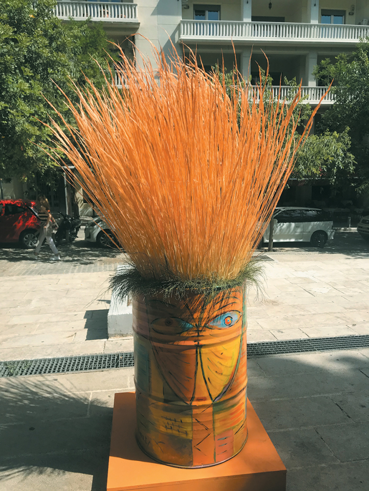 H Νίνα Ιωαννίδου (ανθοπωλείο Fleria) με τα ζωγραφισμένα της βαρέλια και ο Δήμος Αθηναίων έδωσαν για λίγες ημέρες μια άλλη όψη στην πλατεία Κολωνακίου