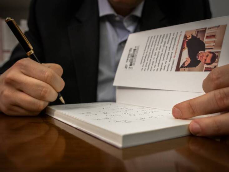 Ο Παναγιώτης Δουδωνής υπογράφει το βιβλίο του «Το Πολίτευμα της Συνύπαρξης» (εκδ. Αρμός)