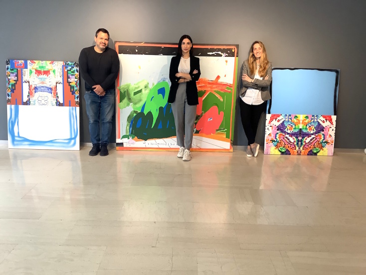 Ο επιμελητής της έκθεσης Θανάσης Μουτσόπουλος, η ζωγράφος Χριστίνα Παπαϊωάνναυ και η γκαλερίστρια Βασιλική Σιάντη.
