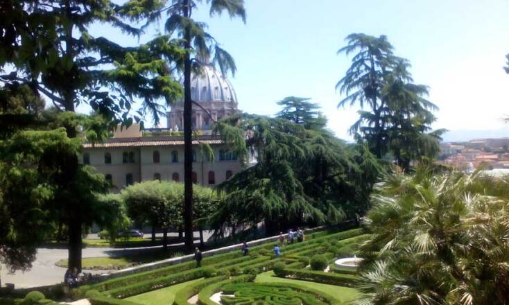 Η Βασιλική του Αγίου Πέτρου από τους κήπους του Βατικανού