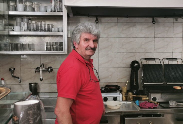 Ο Γιάννης Ρουφαγάλας του ομώνυμου ζαχαροπλαστείου περιμένει τους πιστούς πελάτες του για καφέ και γλυκό ή καμία σφολιάτα