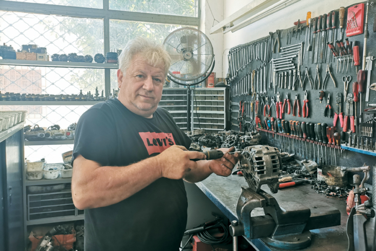 Ο Σωτήρης Σταμάτης, ηλεκτρολόγος, διατηρεί το συνεργείο του εδώ και 30 χρόνια στην αρχή της Πυθοδώρου