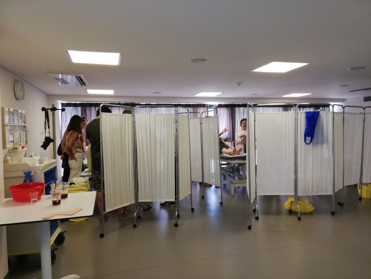 Για 3 μέρες τρεις απίστευτες επαγγελματίες με αφοσίωση και σεμνότητα έσκυψαν κυριολεκτικά στους εγκαυματίες από το Μάτι προσφέροντας την πολύτιμη φροντίδα τους.