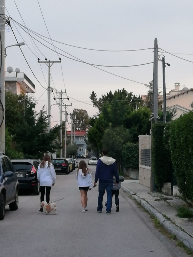 #menoumespiti με την Athens Voice εν μέσω της πανδημίας του κορωνοϊού: Η Λίνα Στεφάνου τρέχει ακούγοντας μουσική.