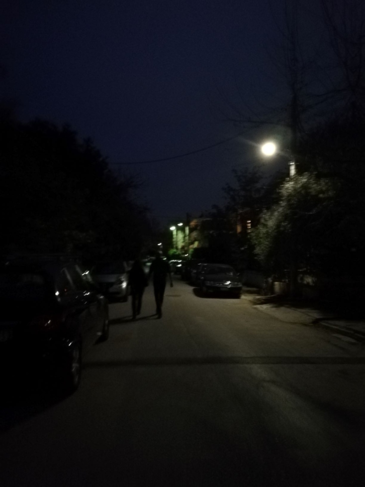 #menoumespiti με την Athens Voice εν μέσω της πανδημίας του κορωνοϊού: Η Λίνα Στεφάνου τρέχει ακούγοντας μουσική.