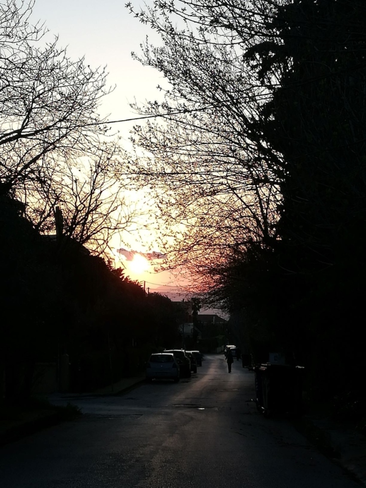 #menoumespiti με την Athens Voice εν μέσω της πανδημίας του κορωνοϊού: Η Λίνα Στεφάνου τρέχει ακούγοντας μουσική.