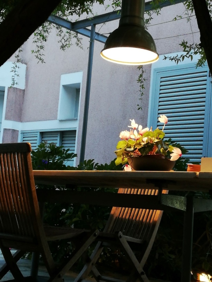 #menoumespiti με την Athens Voice εν μέσω της πανδημίας του κορωνοϊού: Η Λίνα Στεφάνου τρέχει ακούγοντας μουσική.