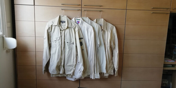 Πουκάμισα κρεμασμένα σε κρεμάστρες