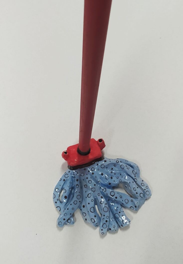 Σκούπα κεραμική της Μαριλίας Κολυμπίρη από την έκθεση Basic Needs στο ΟΚ! Market της Φωκίωνος Νέγρη.