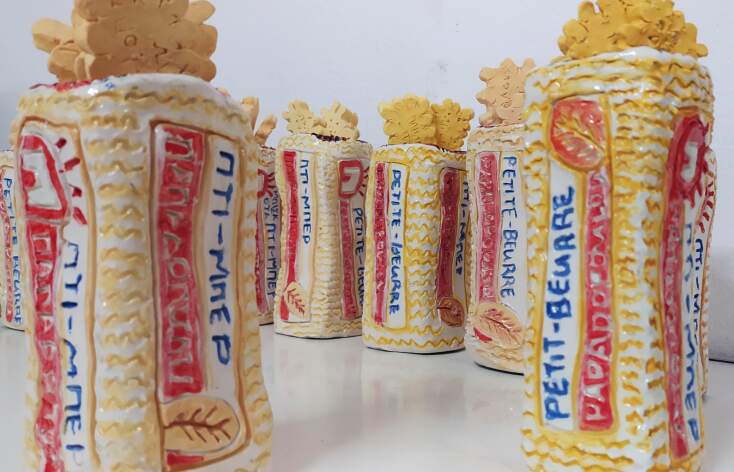 Κεραμικά μπισκότα Παπαδοπούλου της Μαριλίας Κολυμπίρη από την έκθεση Basic Needs στο ΟΚ! Market της Φωκίωνος Νέγρη.