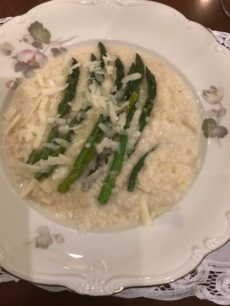 #menoumespiti με την Athens Voice: Ο Γιώργος Κουβαράς περιγράφει μία μέρα στο σπίτι, εν μέσω πανδημίας κορωνοϊού.