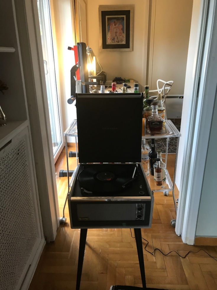 #menoumespiti με την Athens Voice: Ο Γιώργος Κουβαράς περιγράφει μία μέρα στο σπίτι, εν μέσω πανδημίας κορωνοϊού.