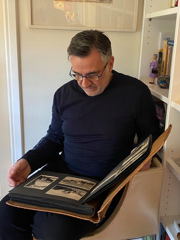 #menoumespiti με την Athens Voice: Ο Γιώργος Κουβαράς περιγράφει μία μέρα στο σπίτι, εν μέσω πανδημίας κορωνοϊού.