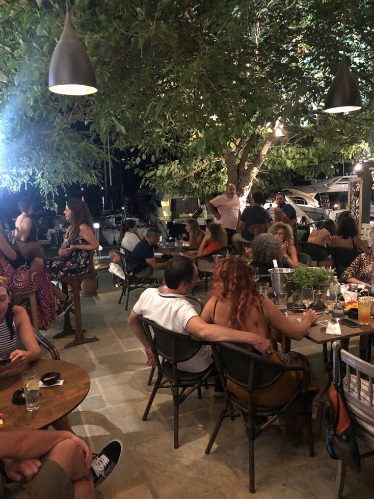 Butler - all day jazzy bistrot στην Τζια