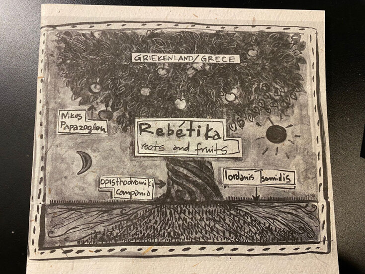 Το εξώφυλλο του προγράμματος της συναυλίας «Rebetika roots &amp; fruits»: Ιορδάνης Τσομίδης, Οπισθοδρομική Κομπανία, Νίκος Παπάζογλου