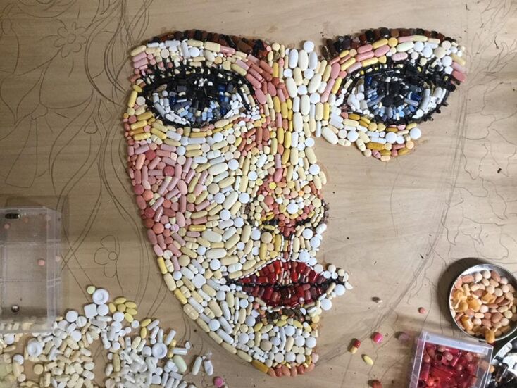 Η Ελένη Ιωαννίδου φτιάχνει έργα τέχνης με ληγμένα χάπια