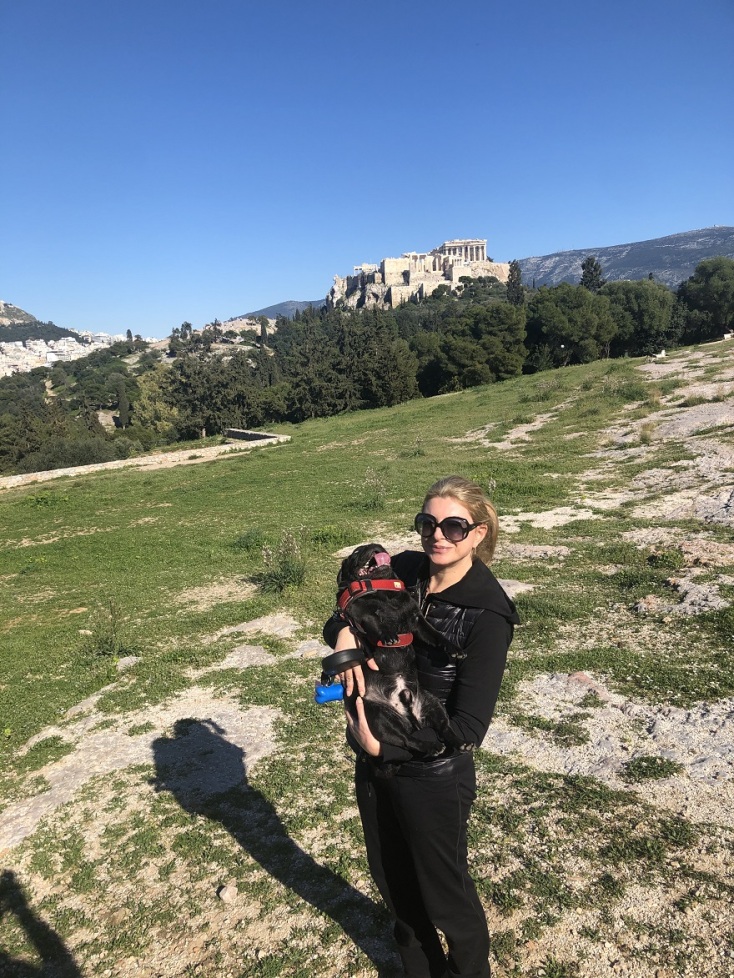 Η Χριστίνα Πολίτη με το σκύλο της, Τόνι, στη Διονυσίου Αεροπαγίτου