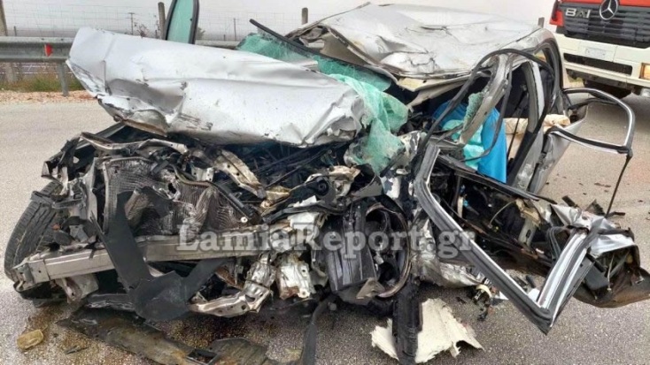 Φθιώτιδα: Οικογενειακή τραγωδία στην άσφαλτο – ΙΧ συγκρούστηκε με βυτιοφόρο (φωτο &amp; video)