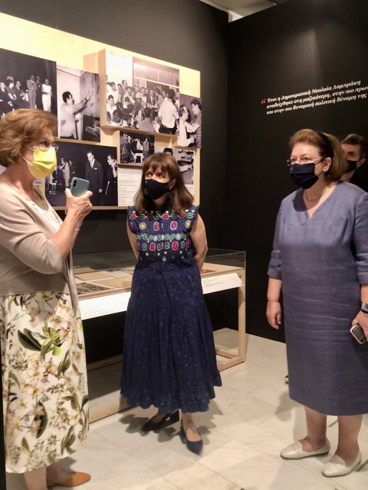 Η Πρόεδρος της Δημοκρατίας, κ. Κατερίνα Σακελλαροπούλου και η Υπουργός Πολιτισμού και Αθλητισμού κ. Λίνα Μενδώνη ξεναγούνται στην έκθεση από τη διευθύντρια της Μουσικής Βιβλιοθήκης «Λίλιαν Βουδούρη» κ. Στεφανία Μεράκου.
