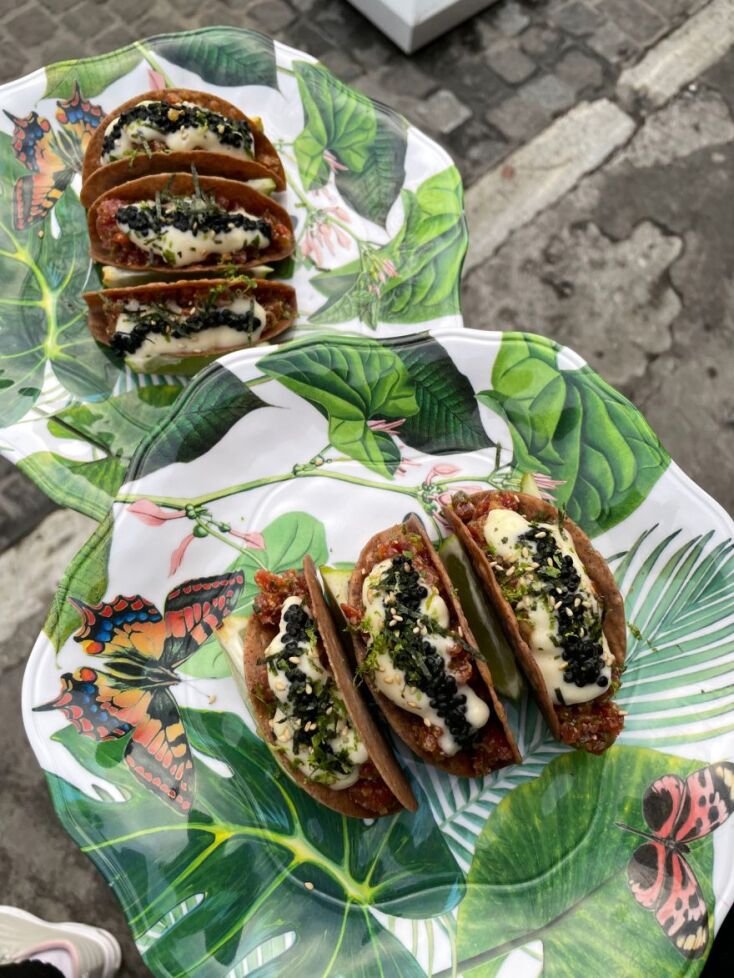 Tostadas με μοσχάρι ταρτάρ, χρένο, furikake και αυγά χρυσής ρέγγας 