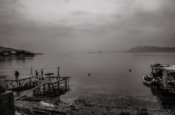 Σούρουπο στην παλαιά Εθνική Οδό Αθηνών Κορίνθου, λίγο πριν φτάσεις στο Μεγάλο Πεύκο. © Νίκος Μεγγρέλης / Athens Voice