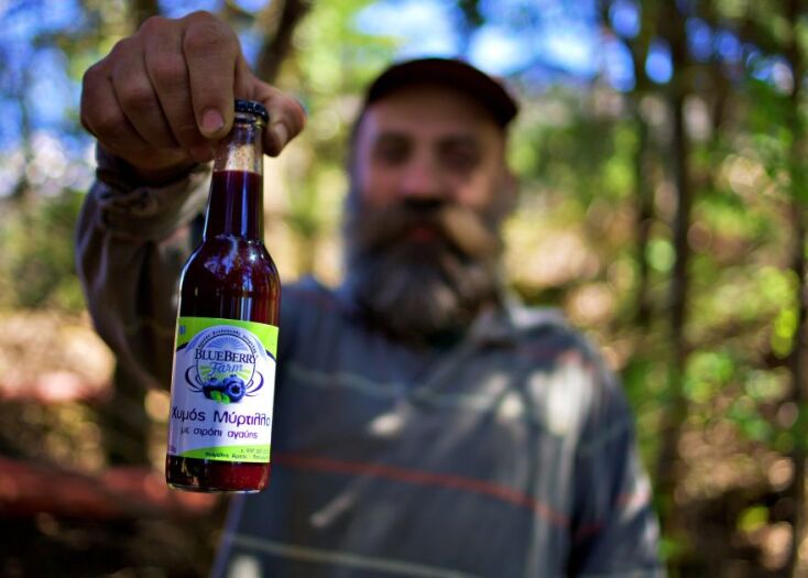 Ο Τρύφωνας Παπαϊωάννου και ο χυμός από Μύρτιλλο/ Φωτογραφία: Γιώργος Ζαρζώνης