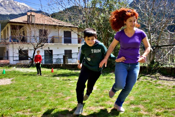 Η νεαρή δασκάλα του χωριού παίζει ποδόσφαιρο με τους μαθητές της