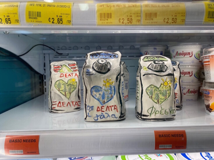 Κεραμικά γάλατα της Μαριλίας Κολυμπίρη από την έκθεση Basic Needs στο ΟΚ! Market της Φωκίωνος Νέγρη.