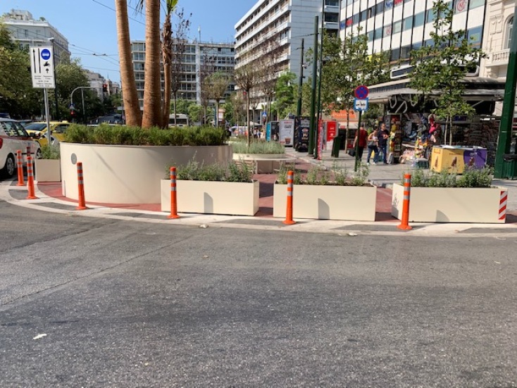 Καθαρίστηκαν οι ζαρντινιέρες του Μεγάλου Περιπάτου στο Σύνταγμα