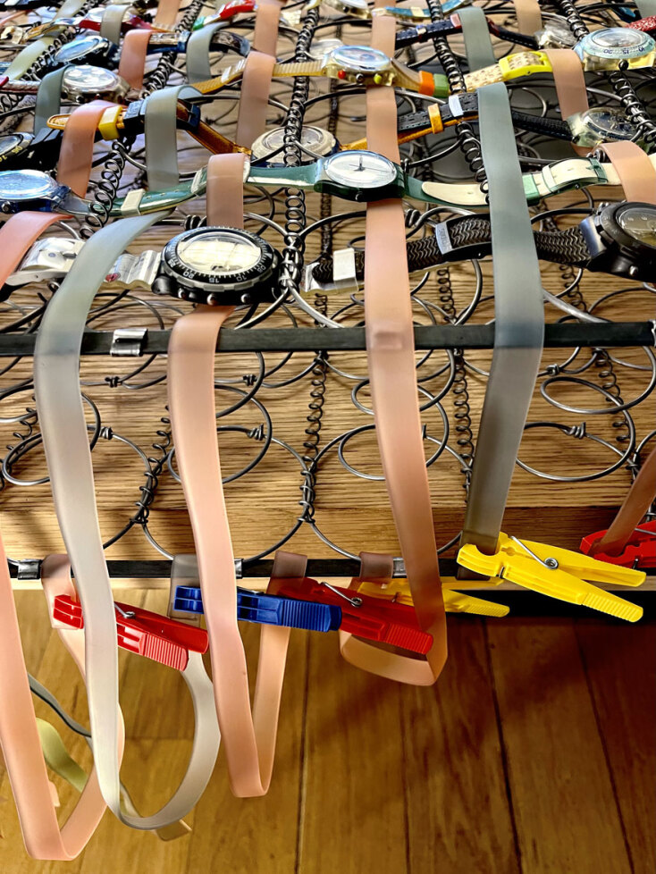 Ο Μάριος Μουτσινάς με το εικαστικό του έργο με ρολόγια Swatch