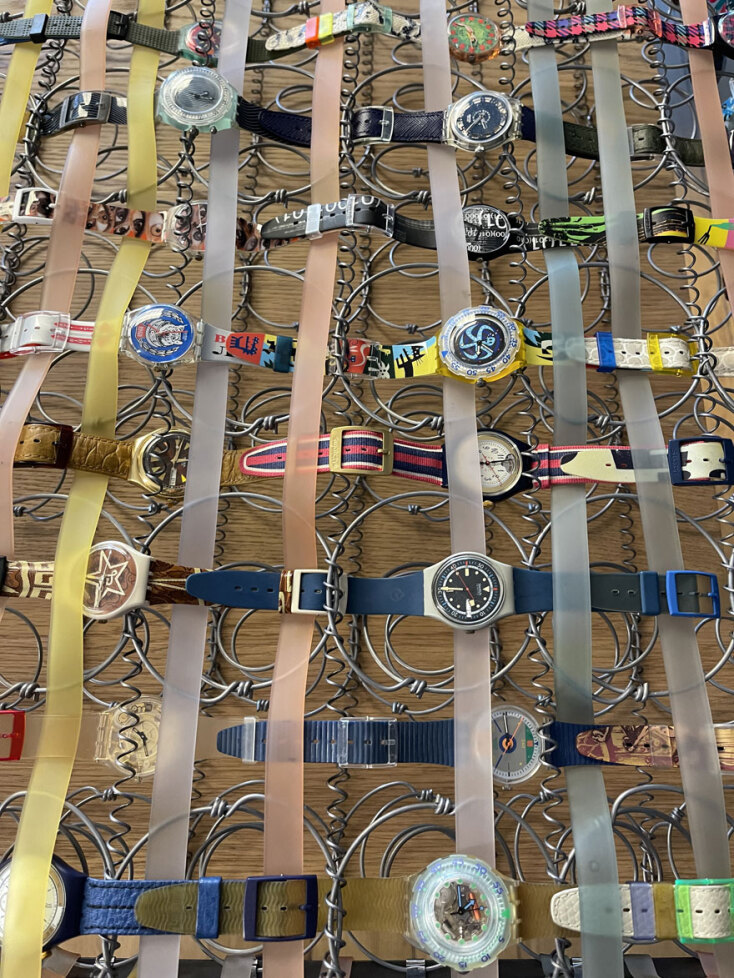 Ο Μάριος Μουτσινάς με το εικαστικό του έργο με ρολόγια Swatch