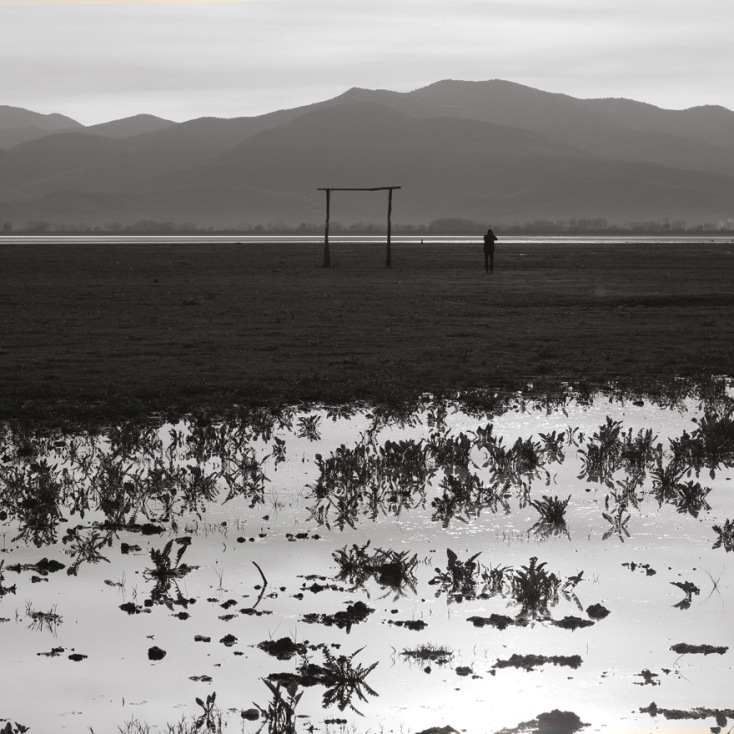 Στη Λίμνη Κερκίνη, μοναχικός περιπατητής με μόνη παρέα τις σκέψεις του και την ομορφιά της φύσης © Νίκος Μεγγρέλης / Athens Voice