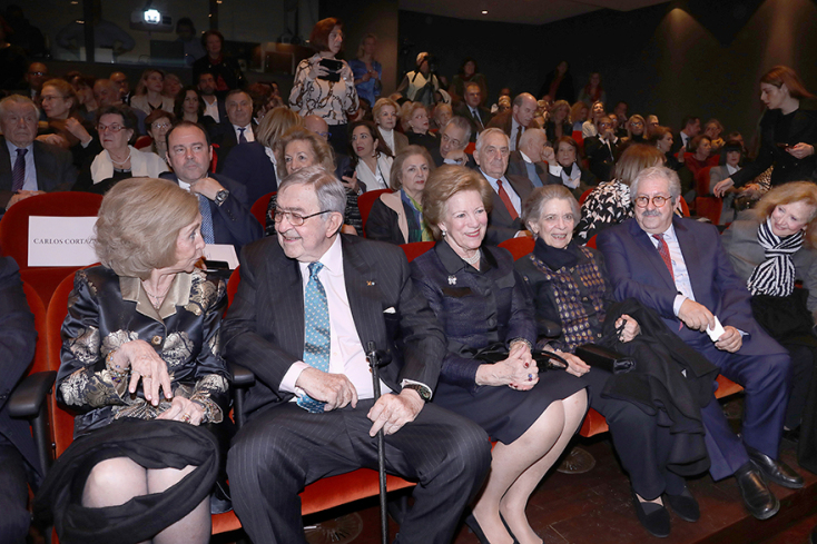 Ο πρώην βασιλιάς Κωνσταντίνος με την Άννα Μαρία, τις αδελφές του Σοφία και Ειρήνη, ο Μωυσής Καπόν και η κ. Σόνια Ροσολύμου Κάτρη © Φωτεινή Μοίρα